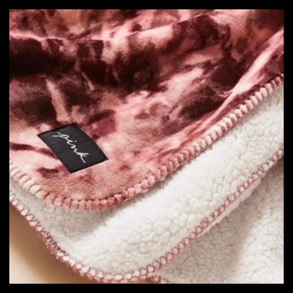 💕ⓅⒾⓃⓀ ⓋⓈ Tie Dye Sherpa Blanket NWT💕 - Picture 2 of 7